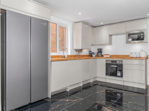 Roman Luxe 5 beds house, Colchester Essex